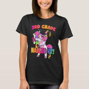 3. Klasse nagelte es am letzten Tag der SC Einhorn T-Shirt
