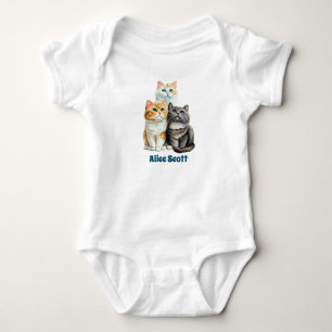 3 nebeneinander sitzende Aquarellkatzen, Baby Strampler