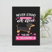 3 Never Stand Between A Girl And Her Dachshund Einladung (Stehend Vorderseite)