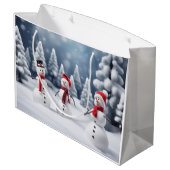 3 Schneemänner im Wald Große Geschenktüte (Rückseite Schrägansicht)