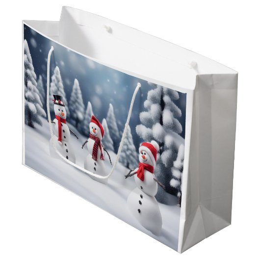 3 Schneemänner im Wald Große Geschenktüte (Vorderseite Schrägansicht)