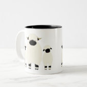 3 Walliser Schafe in Folge Zweifarbige Tasse (Vorderseite Links)
