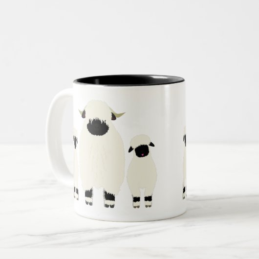 3 Walliser Schafe in Folge Zweifarbige Tasse (Vorderseite Links)