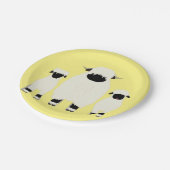 3 Walliser Schwarzer Nasenschaf in einer Reihe Pappteller (Schrägansicht)