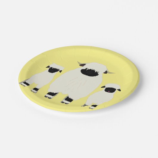 3 Walliser Schwarzer Nasenschaf in einer Reihe Pappteller (Schrägansicht)