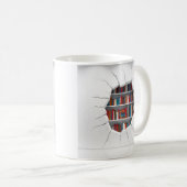 3D-Bücher erscheinen durch durchbrechendes Lochdes Kaffeetasse (VorderseiteRechts)