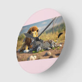 3D Cartoon Lion Eating Zebra – Wild Savannah Scene Runde Wanduhr (Winkel)