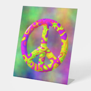 3D rosa gelbes psychedelisches Friedenssymbol auf  Sockelschild