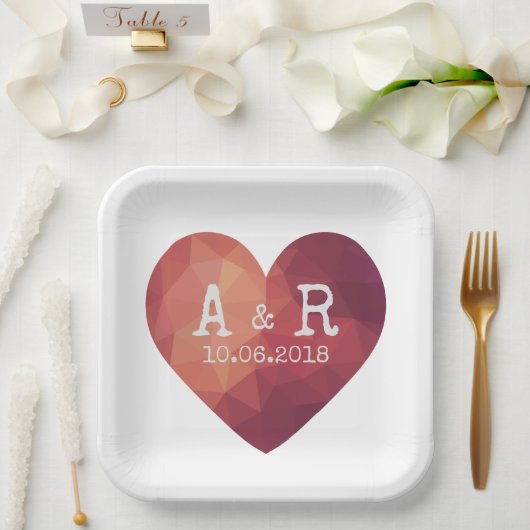 3d rote Herzklopfen Monogramm und Datum Pappteller (Hochzeit)