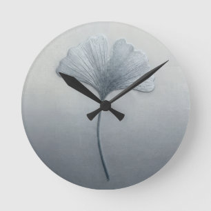 ⁠3D Texturierte Stickerei Ginkgoblatt Blau Grau⁠ Runde Wanduhr