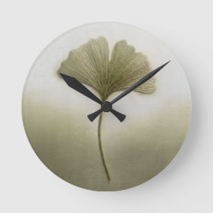 3D-texturierte Stickerei Ginkgoblatt Salbeigrün⁠ Runde Wanduhr