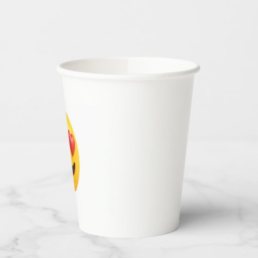 3d yellow smiling emoji face with heart shaped eye pappbecher (Links)