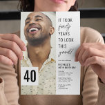 40. Chic Foto 40. Geburtstagsfeier Party Einladung<br><div class="desc">Feiern Sie stilvoll mit diesen modernen Party Einladungen aus dem 40. Jahrhundert mit einem schicken,  weißen Hintergrund,  einem Foto des Geburtstagsjungen/Mädchens,  dem lustigen Sprichwort "es hat vierzig Jahre gedauert,  so gut auszusehen!" und einer einfachen Textvorlage,  die leicht zu personalisieren ist.</div>