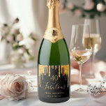 40 fabelhafte Geburtstagsglanz aus schwarzem Glitz Schaumweinetikett<br><div class="desc">Einfaches und elegantes 40. Geburtstagsweinlabel. Ein klassischer schwarzer Hintergrund mit goldenen Glitzer-Tropfen aus Imitaten,  Maltropfen-Look. Mit dem Text: 40 und fabelhaft. Personalisieren und fügen Sie einen Namen und ein Datum hinzu. Geburtsdatum oder Geburtsdatum des Party. Goldener Text. Das Wort Fabulous wird mit einem modernen handgeschriebenen Stilskript mit Swashes geschrieben.</div>