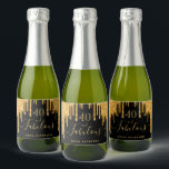 40 fabelhafte Geburtstagsglanzgold schwarzer Glitz Schaumweinetikett<br><div class="desc">Einfaches und elegantes 40. Geburtstagsweinlabel. Ein klassischer schwarzer Hintergrund mit goldenen Glitzer-Tropfen aus Imitaten,  Maltropfen-Look. Mit dem Text: 40 und fabelhaft. Personalisieren und fügen Sie einen Namen und ein Datum hinzu. Geburtsdatum oder Geburtsdatum des Party. Goldener Text. Das Wort Fabulous wird mit einem modernen handgeschriebenen Stilskript mit Swashes geschrieben.</div>