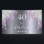40 fabelhafte Geburtstagsgläser aus lila Glitzer Banner<br><div class="desc">Ein trendiger und glamouröser 40. Geburtstag. Ein Imitat silber Metall, Folie aussehend Hintergrund mit lila und Imitaten silberne Glitzer Tropfen, Farbe Tropflook. Mit dem Text: 40 und fabelhaft. Personalisieren und einen Namen hinzufügen. Weißer Text Das Wort Fabulous wird mit einem modernen handgeschriebenen Stilskript mit Swashes geschrieben. Kann als Begrüßungsbanner oder...</div>