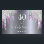 40 fabelhafte Geburtstagsgläser aus lila Glitzer Banner<br><div class="desc">Ein trendiger und glamouröser 40. Geburtstag. Ein Imitat silber Metall, Folie aussehend Hintergrund mit lila und Imitaten silberne Glitzer Tropfen, Farbe Tropflook. Mit dem Text: 40 und fabelhaft. Personalisieren und einen Namen hinzufügen. Weißer Text Das Wort Fabulous wird mit einem modernen handgeschriebenen Stilskript mit Swashes geschrieben. Kann als Begrüßungsbanner oder...</div>
