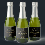 40 fabelhafte Geburtstagsparty schwarzes Gold Mono Schaumweinetikett<br><div class="desc">Einfaches und elegantes 40. Geburtstagsweinlabel. Ein klassischer schwarzer Hintergrund mit zwei glänzenden Weingläsern, flötet als Dekoration. Mit dem Text: 40 und fabelhaft. Personalisieren und fügen Sie einen Namen und ein Datum hinzu. Geburtsdatum oder Geburtsdatum des Party. Goldene Buchstaben. Das Wort Fabulous wird mit einem modernen handgeschriebenen Stilskript mit Swashes geschrieben....</div>