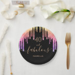 40 fabelhafter Glitzer zum Geburtstag Pappteller<br><div class="desc">Eine trendige und glamouröse Papiertafel aus dem 40. Jahrhundert. Ein klassischer schwarzer Hintergrund mit regenbogenfarbenen Imitaten Glitzer Tropfen, Farbe Tropfen in lila, rosa und Rose Gold. Mit dem Text: 40 und fabelhaft. Personalisieren und einen Namen hinzufügen. Golden farbiger Text. Das Wort Fabulous wird mit einem modernen handgeschriebenen Stilskript mit Swashes...</div>