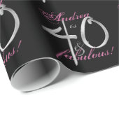 40 & Fabulous Individuelle Name Pink auf Schwarz Geschenkpapier (Rolleneckpunkt)