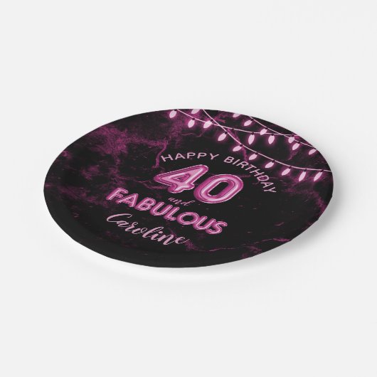40 & Fabulous Pink Foil Balloons & String Lights Pappteller (Schrägansicht)