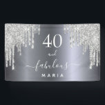 40 fantastischer Geburtstag funkelnder Glitzer Sil Banner<br><div class="desc">Ein trendiger und glamouröser 40. Geburtstag. Ein Imitat silber Metall, Folie aussehend Hintergrund mit Imitaten silberne Glitzer Tropfen, Farbe Tropfaussehen. Mit dem Text: 40 und fabelhaft. Personalisieren und einen Namen hinzufügen. Weißer Text Das Wort Fabulous wird mit einem modernen handgeschriebenen Stilskript mit Swashes geschrieben. Kann als Begrüßungsbanner oder Party Wanddekoration...</div>