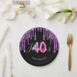 40 Fantastischer Geburtstag schwarzer lila Glitzer Pappteller<br><div class="desc">Eine trendige und glamouröse Papiertafel aus dem 40. Party. Ein klassischer schwarzer Hintergrund mit dunkelfarbenen lila Imitaten Glitzer Tropfen, Farbe Tropfen Aussehen. Mit dem Text: 40 und fabelhaft. Personalisieren und einen Namen hinzufügen. Lila und rosa Text. Das Wort Fabulous wird mit einem modernen handgeschriebenen Stilskript geschrieben. Alter 40 wird mit...</div>