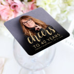 40. Geburtstag Party Foto Cheers Rechteckiger Pappuntersetzer<br><div class="desc">Dieser maßgeschneiderte 40. Geburtstagspapier-Untersetzer zeigt den Gast des personalisierten Fotos,  Namens und Geburtstags der Ehre,  zusammen mit dem Wort "Cheers" in der goldfarbenen Kalligraphieschrift. Ein dunkler Bildschirm hilft,  den Text-Pop zu machen. Eine tolle Art,  jemanden zu feiern,  der vierzig wird!</div>