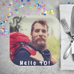 40. Geburtstag Party Foto Hallo 40 Typ Männer Pappteller<br><div class="desc">Personalisieren und hinzufügen Ihres Fotos. White Text Overlay: Hallo 40! Eine Papiertafel für ein 40. Geburtstagsgeschenk für ihn. Passende Papierservietten in unserem Shop erhältlich!</div>