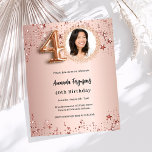 40. Geburtstag Rose Gold Foto Sterne Einladung<br><div class="desc">Ein modernes,  stilvolles Foto für ein 40. Party. Eine Rose goldener Hintergrund,  mit Sternen verziert. Personalisieren Sie Ihre Party-Daten und fügen Sie sie hinzu. 1 Blatt = 1 Einladung mit Druckkante bis Kante.</div>