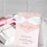 40. Geburtstag Rose Gold Glitzer Glam Vielen Dank Geschenkschachtel<br><div class="desc">Elegant,  klassisch,  glamourös und mädchenhaft für ein 40. Gastgeschenk. Rose Gold ombre,  Farbverlauf Hintergrund. Mit dem Text: 40. Geburtstag und Vielen Dank,  dass Sie mit einer modernen dunklen Rose mit handgeschriebenen Schrift geschrieben haben. Vorlage für einen Namen und ein Datum.</div>