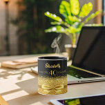 40. Geburtstag schwarzes Gold monogramm stilvoll Tasse<br><div class="desc">Elegant, klassisch, glamourös und feminin. Ein goldfarbenes Band und Bogen mit goldenem Glitzer und Funkeln, ein bisschen Bling und alltäglicher Luxus. Schwarzer Hintergrund. Das perfekte Geschenk für einen 50. Geburtstag! Vorlagen für einen Namen, 50 Jahre und Geburtsdatum und das Jubiläum. Goldene Buchstaben. Der Name ist mit einem modernen handgeschriebenen Stilskript...</div>