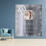 40. Geburtstag Silber Glitzer Foto Empfang Wandteppich<br><div class="desc">Ein Begrüßungsgeschmack für ein glamouröses 40. Party. Ein Imitat silber metallisch aussehender Hintergrund mit Imitaten Glitzer Staub. Personalisieren und hinzufügen eines hochwertigen Fotos,  Namens und Datums. Nummer 40 wird mit einem Schriftart im Ballonstil geschrieben. Kann auch als Foto-Kulisse und Party Wanddekoration,  Dekoration.</div>