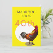 40. Geburtstag Spaß Hühnchen-Rooster Männchen Einladung (Stehend Vorderseite)