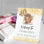 40. Geburtstag Weißgold Foto Konfetti Empfang Sockelschild<br><div class="desc">Ein willkommenes Zeichen für ein feminines und glamouröses 40. Geburtstags-Party. Weiße,  mit farbenfrohen Konfetti dekorierte Kulisse. Personalisieren und hinzufügen eines Fotos und Namens. Nummer 40 wird mit einem Schriftart im Ballonstil geschrieben.</div>