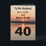 40. Geburtstag zu meinem Husband Light Shines hell Karte<br><div class="desc">Feiern Sie einen wunderbaren 40. Geburtstag für Ihren Mann mit einem positiven Zitat "Ihr Licht scheint noch hell". Das friedliche und ruhige Sonnenuntergangsbild sendet eine kühn formulierte Botschaft in Schwarz,  Gold und Bräune. Er wird den Vers lächeln,  der einen Tag der Freude und des Glücks wünscht.</div>