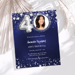 40. Geburtstagsnavy Blue Silber Foto Einladung<br><div class="desc">Ein modernes,  stilvolles Foto für ein 40. Party. Ein marineblauer blauer Hintergrund mit Sternen. Die blaue Farbe ist ungleichmäßig. Personalisieren Sie Ihre Foto- und Party-Daten und fügen Sie diese hinzu. 1 Blatt = 1 Einladung mit Druckkante bis Kante.</div>