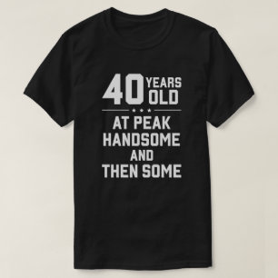 40 Jahre alt; in der Spitze gut aussehend und dann T-Shirt