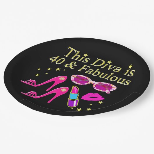 40 JAHRE ALT UND EINE SCHÖNE DIVA PAPPTELLER (Schrägansicht)