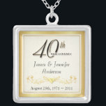 40. Jahrestags-eleganter Andenken-Anhänger Versilberte Kette<br><div class="desc">40. Jahrestags-Andenken-Halskette -- Eleganter Hochzeitstag-Anhänger des Gold40. mit formalem Skript und in einer Liste verzeichnetem antikem Entwurf -- Fertigen Sie die Namen und das Datum für Ihre glückliche Feier besonders an. Vervollkommnen Sie Geschenk für Ihre Ehefrau, Mutter, Großmutter, um 40 Jahre der Heirat zu gedenken. Zusammenpassende Karten, Einladungen, Porto und...</div>