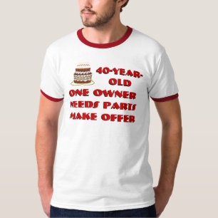 40-jährig. Ein Vorbesitzer. Braucht Ersatzteile. T-Shirt