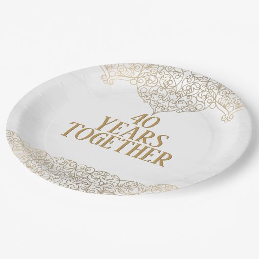 40-jähriges Goldene Spitzen auf weißer Papierplatt Pappteller (Schrägansicht)