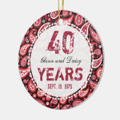 40. Karminrotes Hochzeitstag-Paisley-Monogramm Keramikornament (Links)