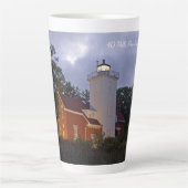 40 Mile Point Lighthouse Dämmerung Latte Tasse (Vorderseite)