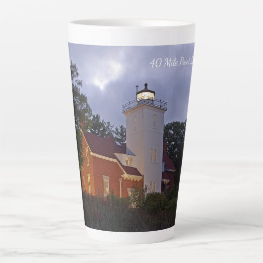 40 Mile Point Lighthouse Dämmerung Latte Tasse (Vorderseite)