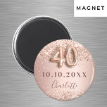 40. Rose Goldrot Save the Date Magnet<br><div class="desc">Eleganter,  klassischer,  glamouröser und mädchenhaft Save the Date Magnet für ein 40. Party. Rose Gold und Farbverlauf. Dekoriert mit Rose Gold,  Imitat Glitzer,  Glitzern. Personalisieren und einen Namen hinzufügen. Der Name ist mit einem modernen,  dunklen Rose gefärbten Handschrift geschrieben. Nummer 40 wird mit einem Schriftart im Ballonstil geschrieben.</div>