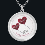 40. rubinischer Hochzeitstag rotes Herz Versilberte Kette<br><div class="desc">Personalisierte 40. rubinische Hochzeitskette mit roten Herzballons. Ein wunderschönes und romantisches Geschenk für einen Ehemann, der seine Ehefrau nach vierzig Jahren Ehe oder für eine Frau zum Kauf für ein Jubiläum-Party geben kann. In diesem Design sind auch passende Armbänder und Ohrringe erhältlich. Die Designshow ist silberplattiert. Eine vergoldete Version dieser...</div>
