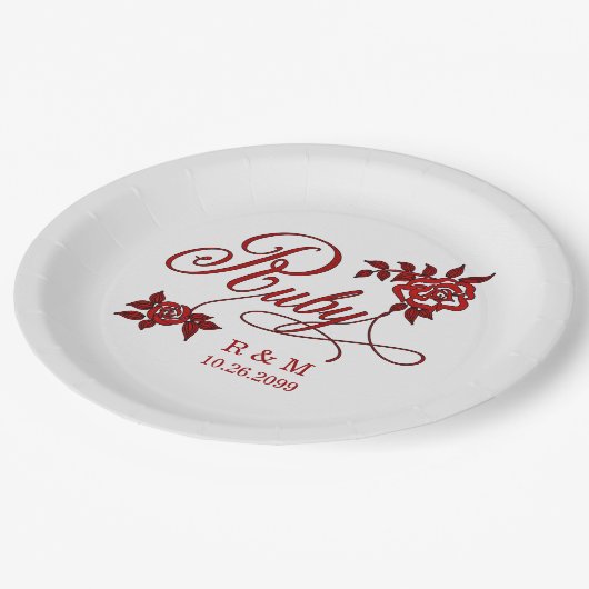 40. Ruby-Jubiläum mit Datum und Initialen Pappteller (Schrägansicht)