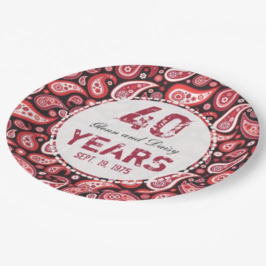 40. Ruby Wedding Anniversary Paisley Pattern Pappteller (Schrägansicht)