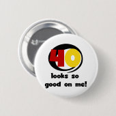 40 sieht mir so gut aus wie Shirts und Geschenke Button (Vorne & Hinten)
